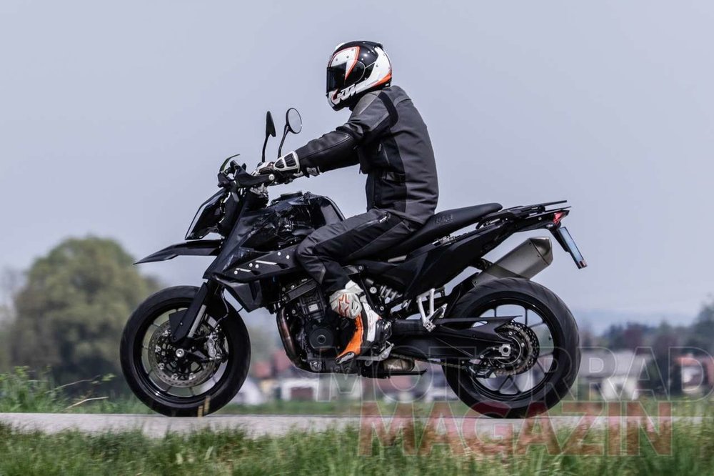 KTM_790_SMC_012_MotorradmagazinAT.thumb.jpg.122ec5e8ef168adc48ba2ba138edfd58.jpg