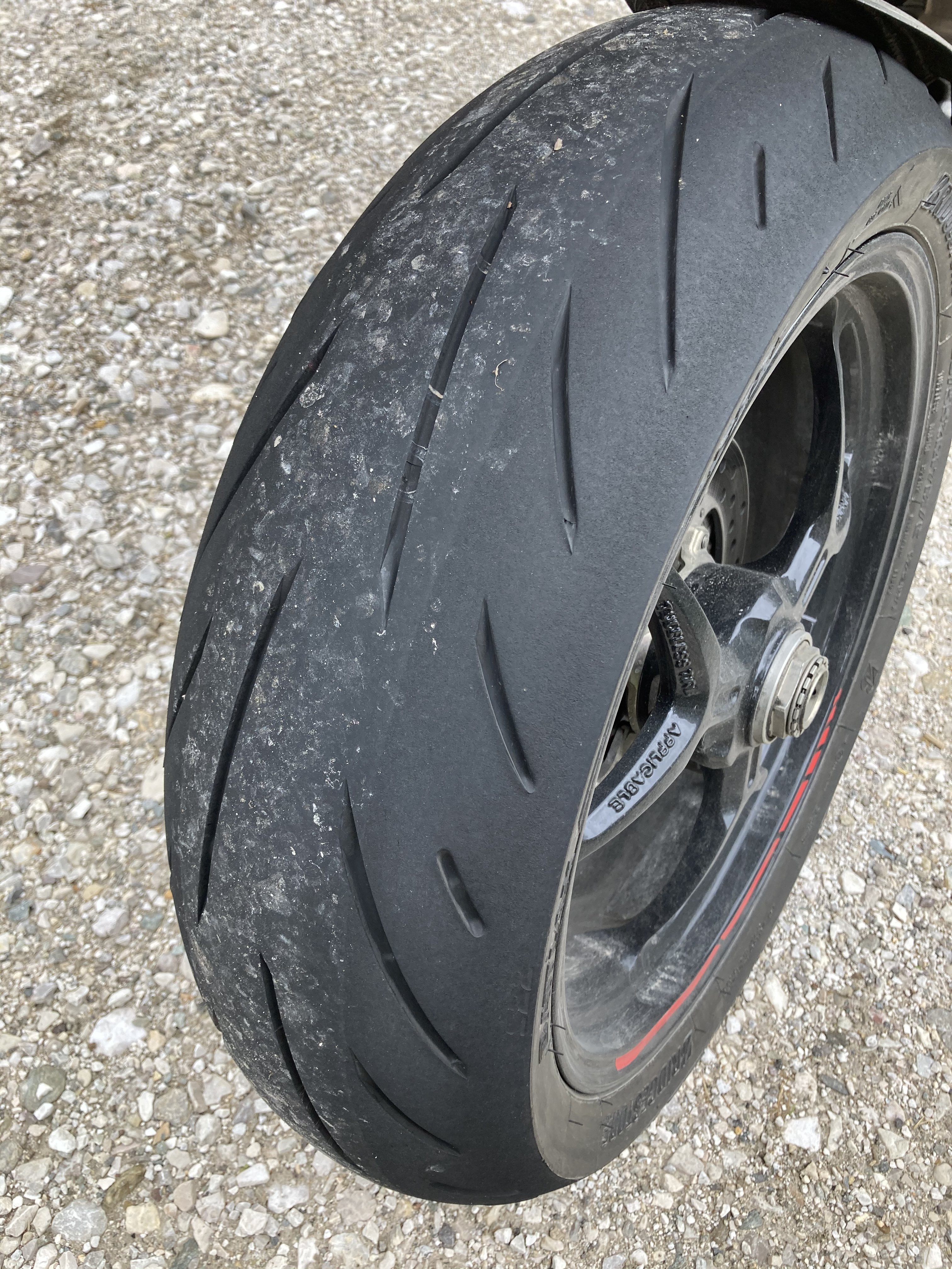 test-pneu-bridgestone-s22-le-rempla-ant-du-s21-sait-tout-faire-moto