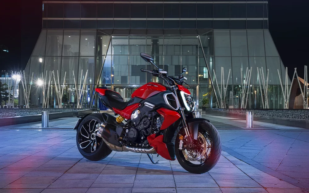 Ducati-Diavel-V4-MY23-homepage-hero-1600x1000.webp