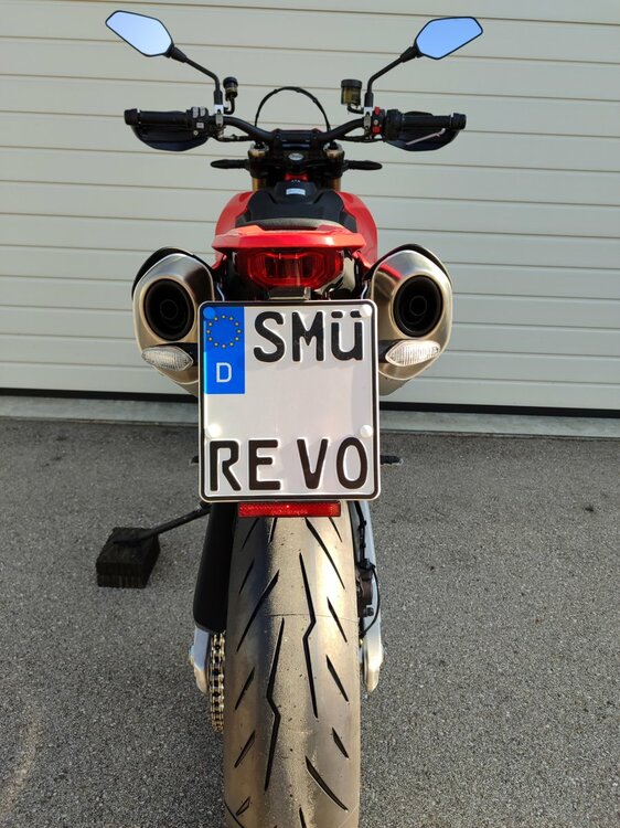 ducati-hypermotard-698-rve-ab-2024-revo-slim~10.jpg